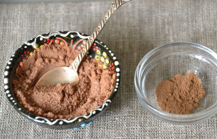 1. Этап. Кофе Африка: Смешайте сахар с какао-порошком, добавьте корицу.