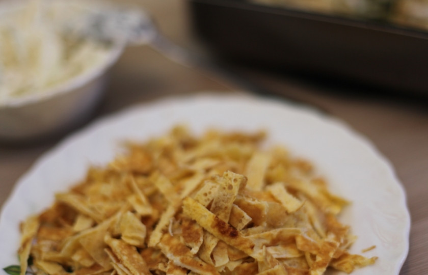 1. Этап. Треска под польским соусом: Затем берем яйца и готовим самый обычный омлет (без молока). Даем готовому омлету остыть, после чего нарезаем его на тонкие полосочки.