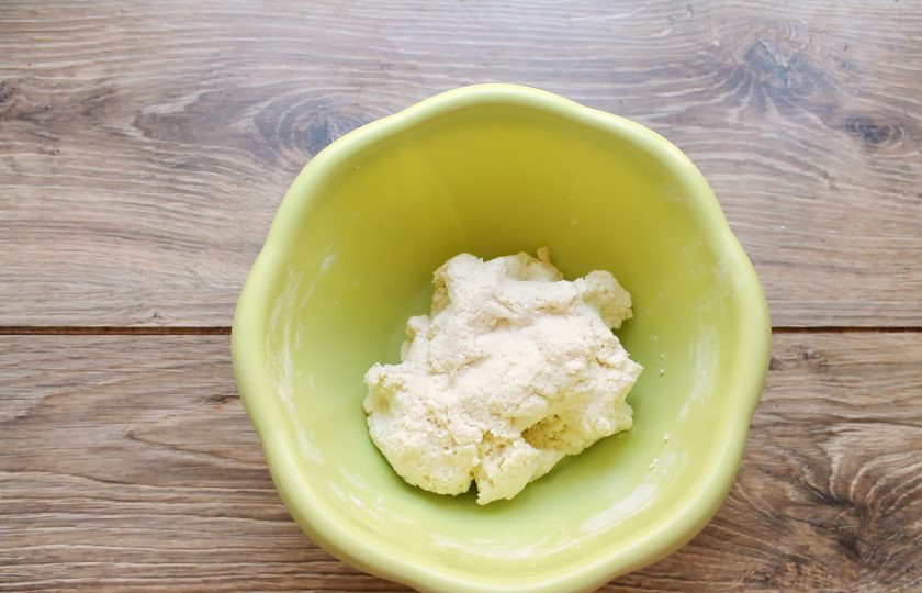 1. Этап. Ленивые вареники как в детском саду: Добавьте в творожную массу муку и замесите мягкое тесто. Дайте тесту полежать 10-15 минут.