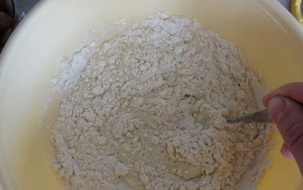 1. Этап. Вареники с капустой на пару: Прежде всего, мы шинкуем капусту, нарезаем мелко лук и трем морковку на терке. Отправляем овощи тушиться до полной готовности на сковородку, готовую начинку солим и перчим. Пока тушатся овощи, мы займемся тестом. Просеиваем муку и смешиваем ее с солью и содой, затем вливаем сыворотку.