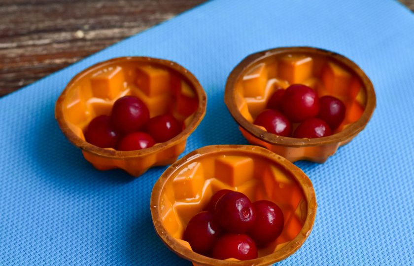 1. Этап. Японское желе: Вымойте ягоды и выложите их в силиконовые формы.