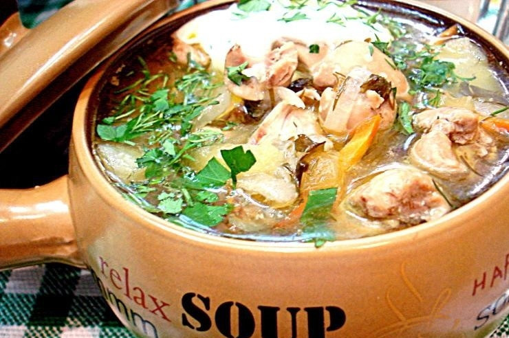 1. Этап. Рассольник с почками и перловкой: В бульон добавьте картофель, почки и немного их отвара. Затем — зажарку и нарезанную зелень. В конце влейте рассол, добавьте соль и перец. Спустя 10 минут рассольник готов!