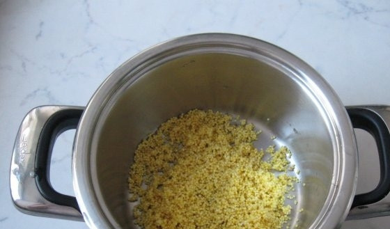 1. Этап. Молочная каша из риса и пшена: 1. Промываем пшено и кладем его в кастрюлю.