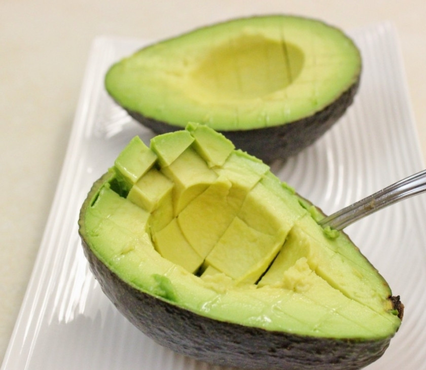 1. Этап. Бутерброды со шпротами и авокадо: Очистите авокадо, разрежьте напополам и аккуратно удалите косточку чайной ложкой. Нарежьте авокадо на кубики.