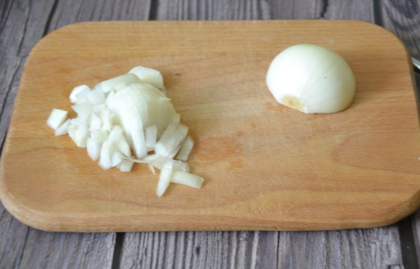 1. Этап. Лисички с картошкой жареные в сметане: Очистите луковицу, измельчите, половину луковицы используйте для жарки лисичек, вторую половину - в картошку.