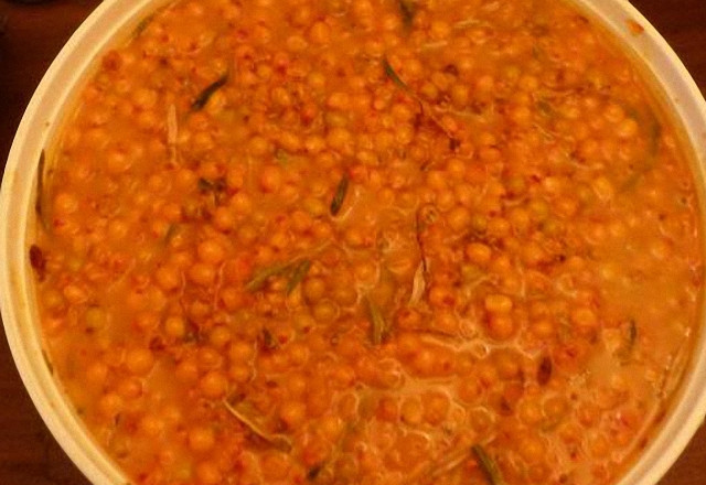 1. Этап. Домашнее вино из облепихи: Свежие ягоды облепихи советую не мыть (только если они совсем уж грязные, тогда промойте и дайте воде стечь). На ягодах полно необходимых для брожжения дрожжей, их лучше поэтому не смывать. Просто переберите ягоду, подавите ее слегка (например, толкушкой) и засыпьте сахаром. Поставьте в теплое место на пару часов.