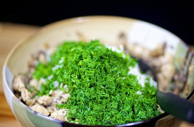 1. Этап. Ракушки с курицей и грибами: Затем добавьте в начинку мелко нарезанный укроп.