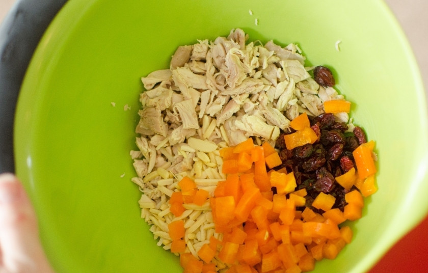 1. Этап. Салат с курицей и перцем: Очистите от семян болгарский перец. Нарежьте его небольшими кусочками, так же порежьте варёное куриное филе. Смешайте их, добавьте клюкву.