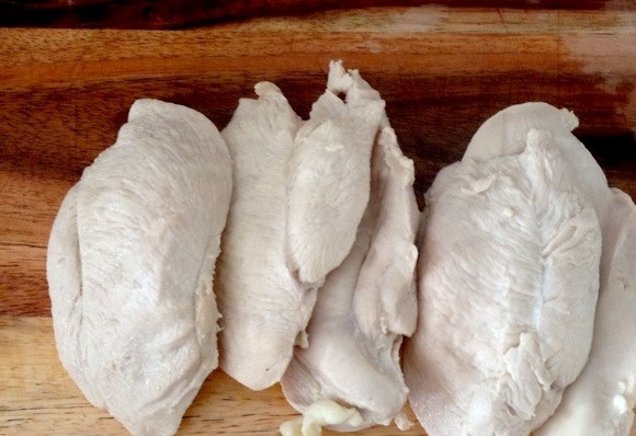 1. Этап. Куриный суп с овощами и макаронами: 5. После закипания варите его около 12-15 минут, затем достаньте из кастрюли и остудите немного.