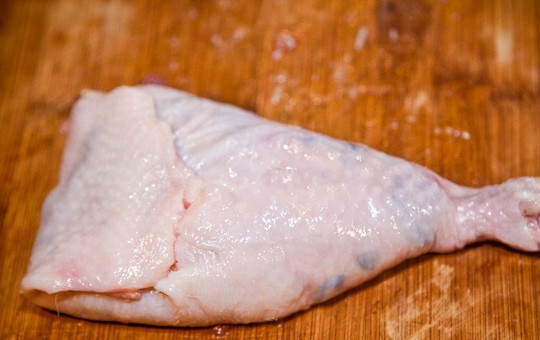 1. Этап. Фаршированные куриные окорочка с грибами: 7. Нафаршируйте ножки фаршем с грибами. Аккуратно подверните край, чтобы начинка оставалась внутри.