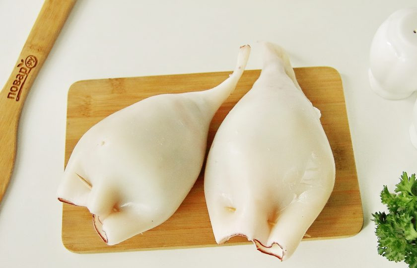 1. Этап. Фаршированные кальмары Мышки: Тушки кальмаров плотно наполните начинкой, примерно заполняя их на 2/3, и края скрепите зубочисткой.