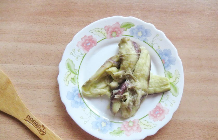 1. Этап. Паштет из баклажанов с грибами: Затем охладите и ножом или ложкой достаньте мякоть.