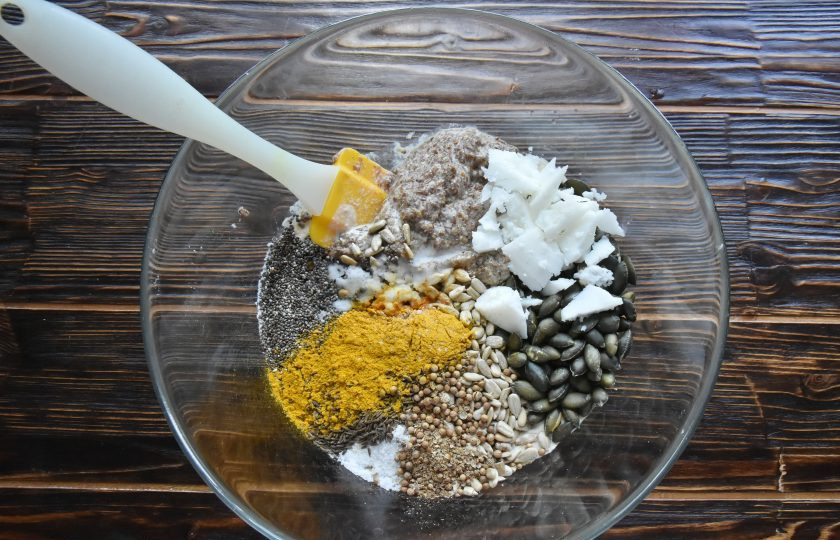 1. Этап. Хлеб из пшена и зеленой гречки: В миске соедините все компоненты для хлеба: измельченную зеленую гречневую крупу, пшено, смена льна, семнена тыквы, семечки, чиа, куркуму, кориандр, тмин, соль, соду гашенную лимонным соком и кокосовое масло.