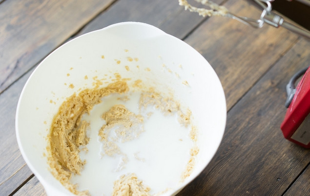 1. Этап. Пирог со сливами на скорую руку: 2. Дальше добавим яйцо, муку и разрыхлитель. Перемешаем опять. А дальше вливаем тёплое молоко. Важно: вливайте молоко по чуть-чуть, так как его может понадобиться и меньше. В итоге тесто должно получиться средней густоты.