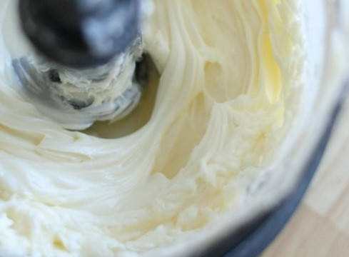 1. Этап. Крем для булочек Синнабон: 1. Размягченное сливочное масло взбейте со сливочным сыром.