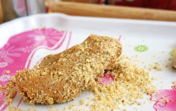 1. Этап. Конфеты с банановой начинкой: 5. Грецкие орехи измельчаю скалкой или блендером, добавляю их к печенью и сгущенке, формирую колбаску.