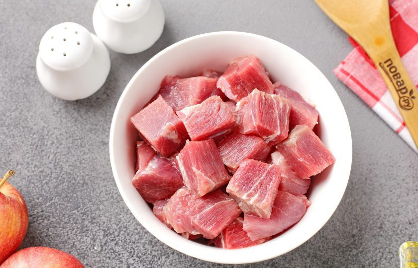 1. Этап. Мясо тушеное с капустой и яблоками: Мясо нарежьте небольшими кусочками.