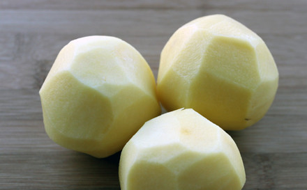 1. Этап. Рыбный суп-пюре: Картофель очищаем.