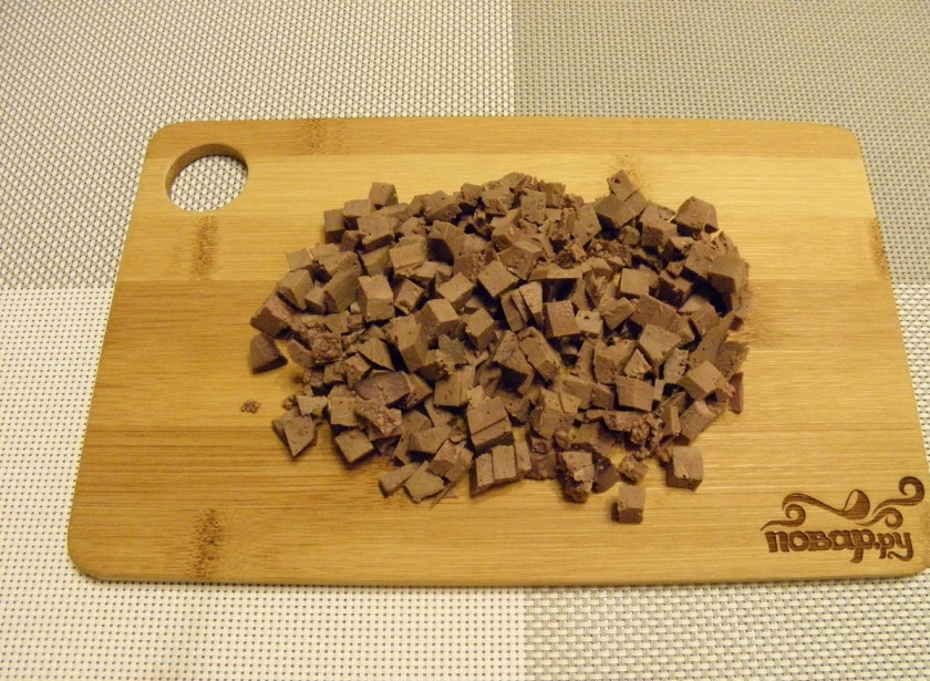 1. Этап. Пирог с гречкой и печенью: Порежьте мелкими кубиками печень.