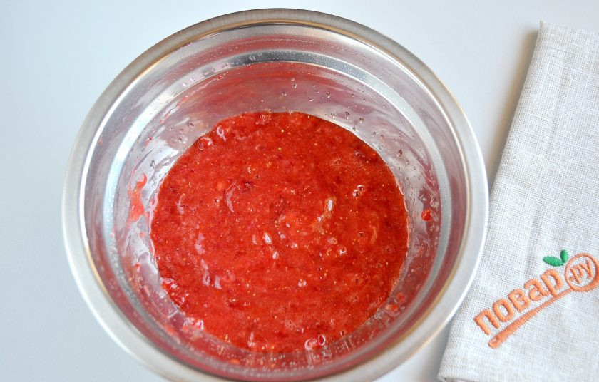 1. Этап. Домашний клубничный лимонад с мятой: 3. Часть клубники измельчите с помощью блендера, примерно 80-100 г.