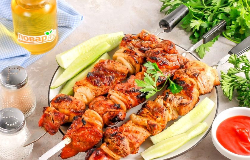 1. Этап. Шашлык из свинины под кисло-сладким соусом: На гриле или мангале распалите угли и обжарьте на них шашлык 15-20 минут с обеих сторон. Сразу же подайте его к столу горячим вместе с овощной нарезкой, соусами и хлебом.