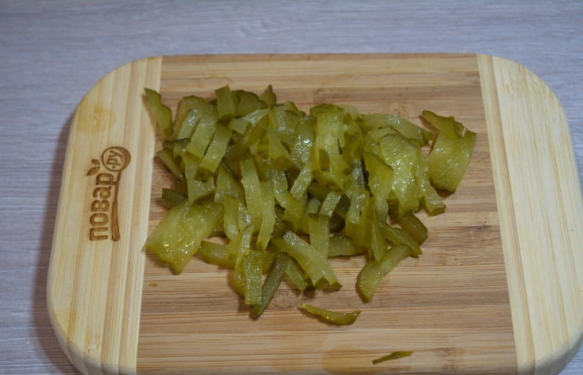 1. Этап. Салат с языком и шампиньонами: Соленые огурчики, удалив попки, нарежьте соломкой.