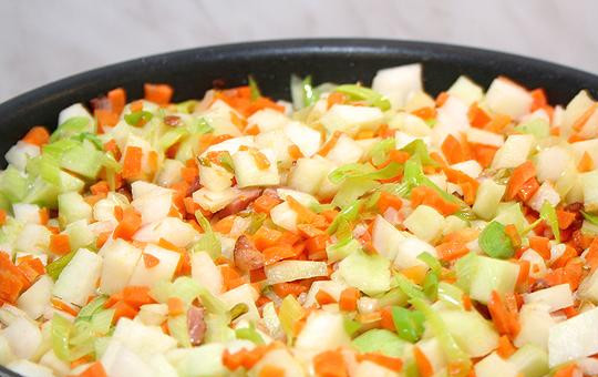 1. Этап. Франкфуртский овощной суп: Теперь добавляем кольраби и сельдерей. Перемешиваем и обжариваем все вместе 3-4 минуты.