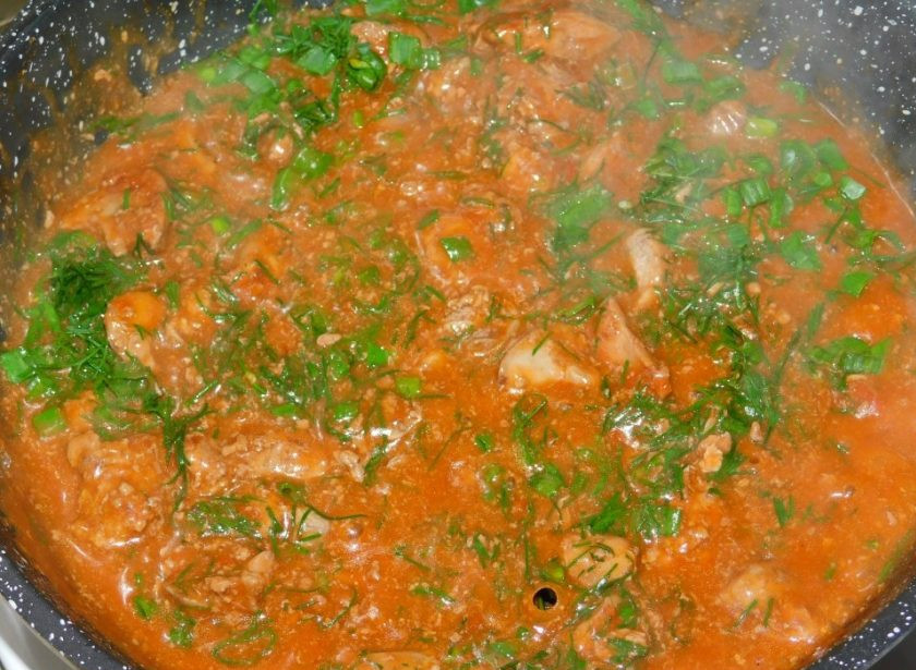 1. Этап. Куриная печень в кисло-сладком соусе: В конце готовки добавьте в сковороду зелень. Перемешайте. Прогрейте и выключайте.