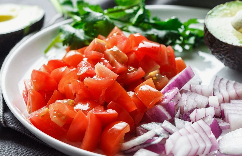 1. Этап. Салат с креветками, авокадо и помидорами: 1. Нарежьте кубиками авокадо, лук и помидоры. Кинзу нашинкуйте.