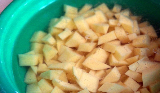 1. Этап. Суп из баранины с помидорами: Пока бульон варится, очистить картошку, порезать кубиком.