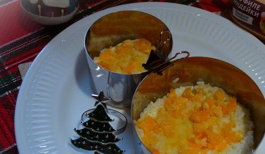 1. Этап. Салат слоёный Снеговик: На него раскрошить желток.