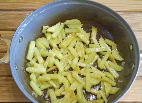 1. Этап. Жареная рыба с картошкой: 8. Картофель готов. На тарелочку выкладываем кусочек рыбы, картофель, украшаем зеленью и подаем к столу. Приятного аппетита!