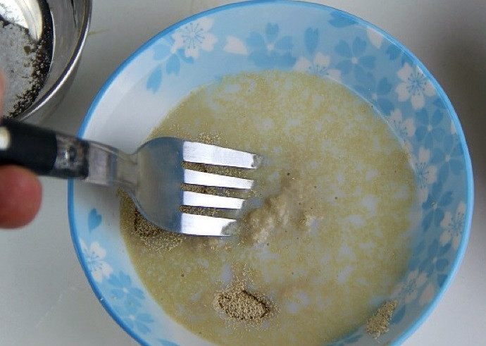 1. Этап. Фокачча (рецепт): 1. Смешайте в отдельной емкости 2-3 столовых ложки теплого молока и сухие дрожжи.