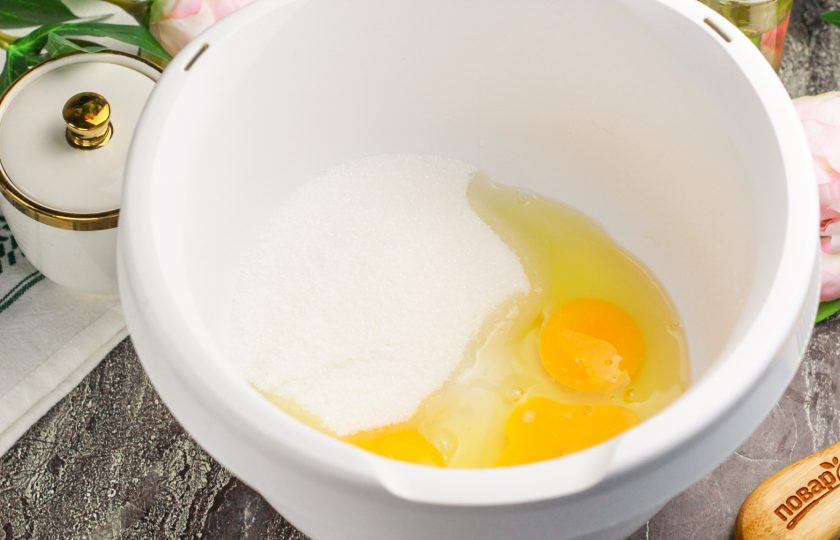 1. Этап. Бисквитный пирог с лимоном: Куриные яйца разбейте в емкость миксера или кухонного комбайна. Всыпьте туда же сахарный песок и соль. Тщательно взбейте все содержимое емкости на высокой скорости техники примерно 4-5 минут в пышную пену.