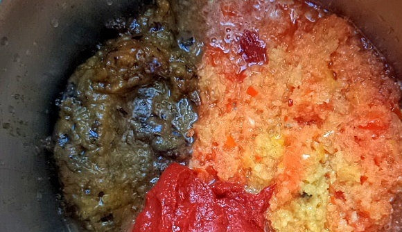 1. Этап. Аджика из томатной пасты: Переложите все ингредиенты в кастрюльку подходящего размера, поставьте ее на плиту. Добавьте в кастрюлю сахар и соль, уменьшите огонь до минимума и варите с закрытой крышкой около получаса. В самом конце приготовления добавьте уксус и все тщательно перемешайте.