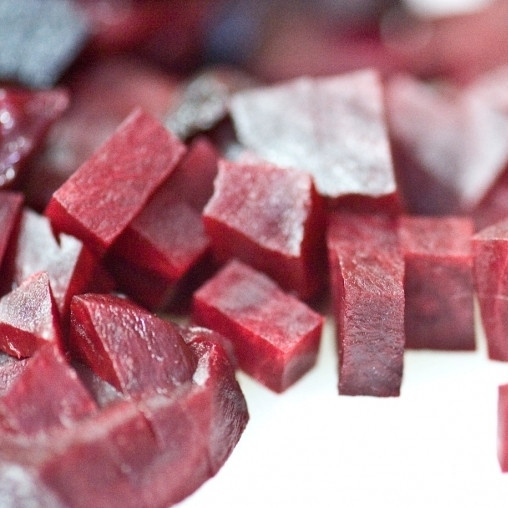 1. Этап. Салат из свеклы и яблок: Нарезаем очищенную свеклу небольшим кубиком.