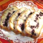 Сметанный кекс с черникой и молочной пропиткой Растительное масло, яйца, сметану, ванилин выложить в посуду, в которой будем замешивать тесто. Хорошенько размешать. Всыпать мелкий сахар, просеянную муку. Размешать, чтобы не было комочков. Всыпать соду, погасить её уксусом. Перемешать и дать постоять минут 5. Выстелить форму бумагой для выпечки и влить половину теста. Форма у меня 11 см на 30 см, высота 7 см. Замороженные ягоды обвалять в крахмале и распределить по всей поверхности теста. Залить сверху второй половиной теста. Поставить в разогретую до 170 градусов духовку. Выпекать до готовности. На готовность проверить зубочисткой. Топлёное молоко довести до кипения и влить столовую ложку черничного сока, коричневый сахар, размешать. Процедить через сито. Вынуть готовый кекс из духовки, проткнуть его часто-часто деревянной шпажкой для шашлычков. Чайной ложкой поливать аккуратно кекс горячим молоком. Чтобы хорошенько пропитать кекс, надо очень аккуратно и ПОНЕМНОЖКУ (!) поливать, а то всё молоко стечёт с кекса. Когда молоко хорошо впитается, посыпать кекс сахарной пудрой. Оставить в форме до остывания. Остывший кекс освободить от бумаги, но сразу не есть))) А дать настояться, чтобы он хорошенько пропитался молоком. Ну а когда кекс настоялся, нарезать на ломтики... и угощаться... с чайком... или с кофейком ))) Приятного аппетита!