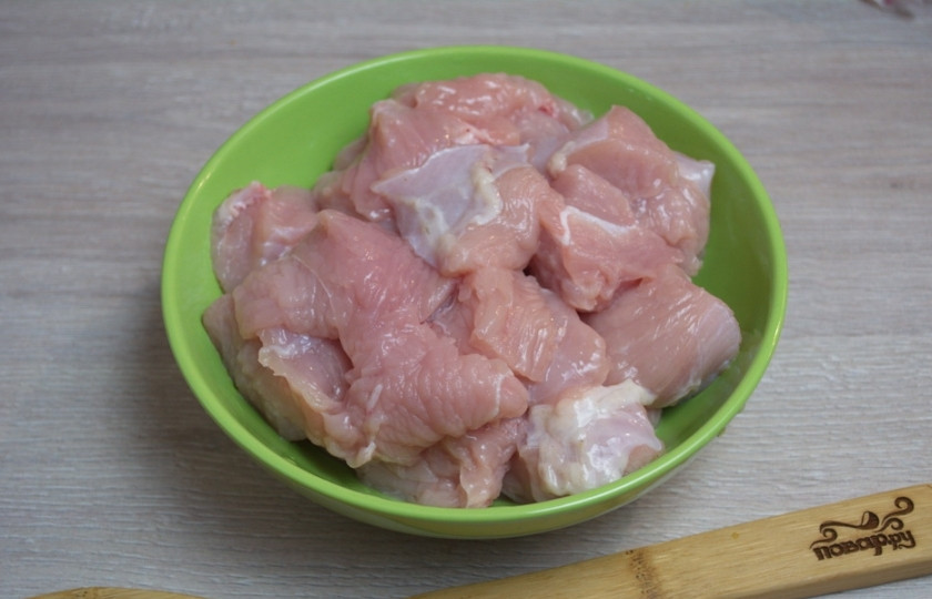 1. Этап. Котлеты из индейки на пару в мультиварке: Для приготовления котлет из индейки на пару в мультиварке нам необходимо взять индюшиное филе. Мясо нарезаем небольшими кусочками.