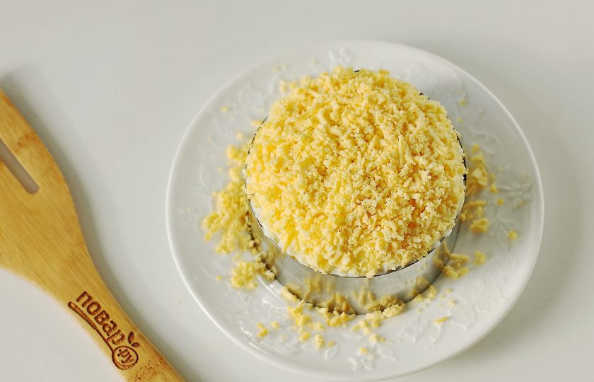 1. Этап. Салат Мимоза с грибами: Затем снова майонез и украшаем салат тертыми на мелкой терке желтками.