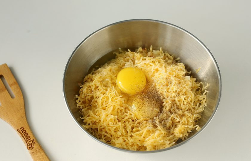 1. Этап. Котлеты из картофеля в мундире: Добавьте сюда же тертый сыр, яйца, соль и молотый перец по желанию.