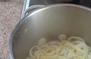 1. Этап. Ирландский айнтопф: Все овощи, за исключением лука, нарезать примерно одинаковыми кубиками, чеснок мелко порубить. Лук нарезать кольцами. В большой кастрюле с толстым дном нагреть сливочное и растительное масло, и обжарить лук до светло-золотистого цвета.