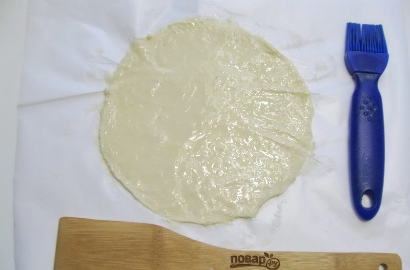 1. Этап. Итальянский хлеб с сыром: Смажьте оливковым маслом.