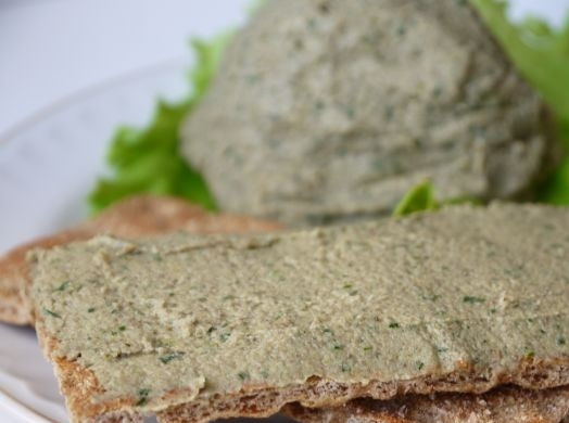 1. Этап. Паштет из шампиньонов: Подавайте паштет из шампиньонов с тостами или свежим батоном.