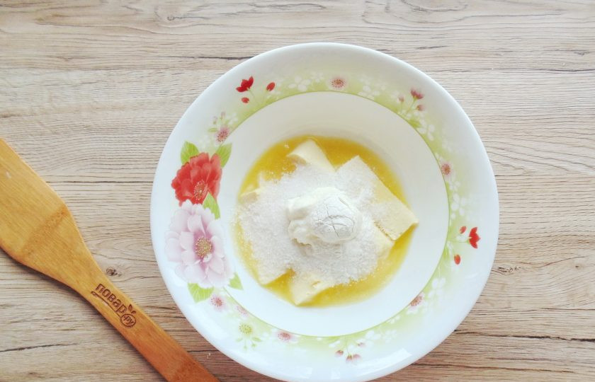 1. Этап. Песочный пирог с яблоками и заварным кремом: Добавьте сметану и разрыхлитель. Перемешайте эти ингредиенты.