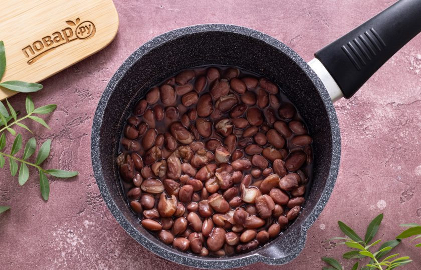 1. Этап. Бобовая паста Анко: Снова влейте чистую воду в кастрюлю, на среднем огне доведите до кипения. Уменьшите температуру и варите фасоль 1-1,5 часа до мягкости. Часть воды будет испаряться, поэтому подливайте горячую воду, чтобы фасоль всегда оставалась покрыта. Готовая фасоль должна легко растираться пальцами в пюре.