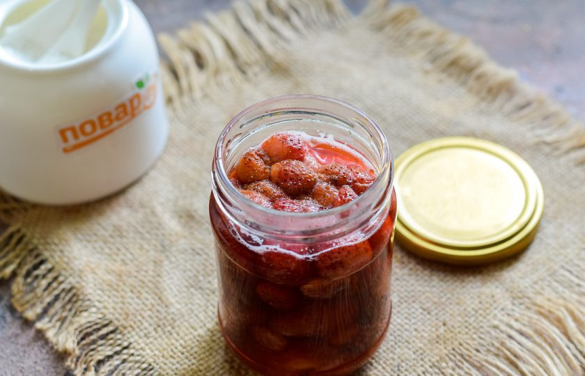 1. Этап. Варенье из клубники в микроволновке: Банку для заготовки тщательно вымойте с пищевой содой, после ополосните хорошо под теплой проточной водой. Стерилизуйте банку и крышку удобным способом – над паром, в духовке или микроволновке. Наполните банку клубникой и соком, который выделили ягоды.