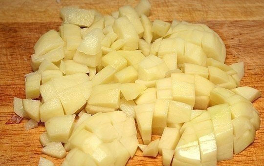 1. Этап. Суп гороховый с сухариками: 4. Из бульона достаю овощи, выбрасываю их, добавляю горох и варю 40-60 минут. Очищаю картошку, мою и нарезаю ее небольшими кусочками, отправляю в кастрюлю к мясу и гороху.