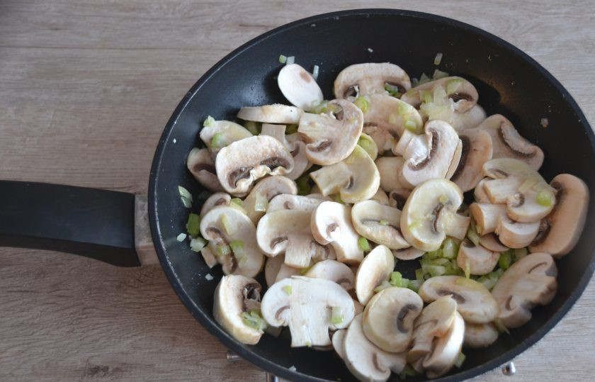 1. Этап. Зеленая гречка с грибами: Добавьте к сельдерею нарезанные шампиньоны, тушите 10-15 минут.
