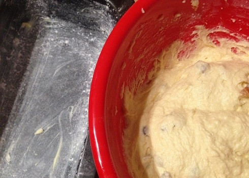 1. Этап. Кекс с клюквой и цукатами Новогодний: Форму для выпечки кекса смазываем маслом и слегка присыпаем мукой.