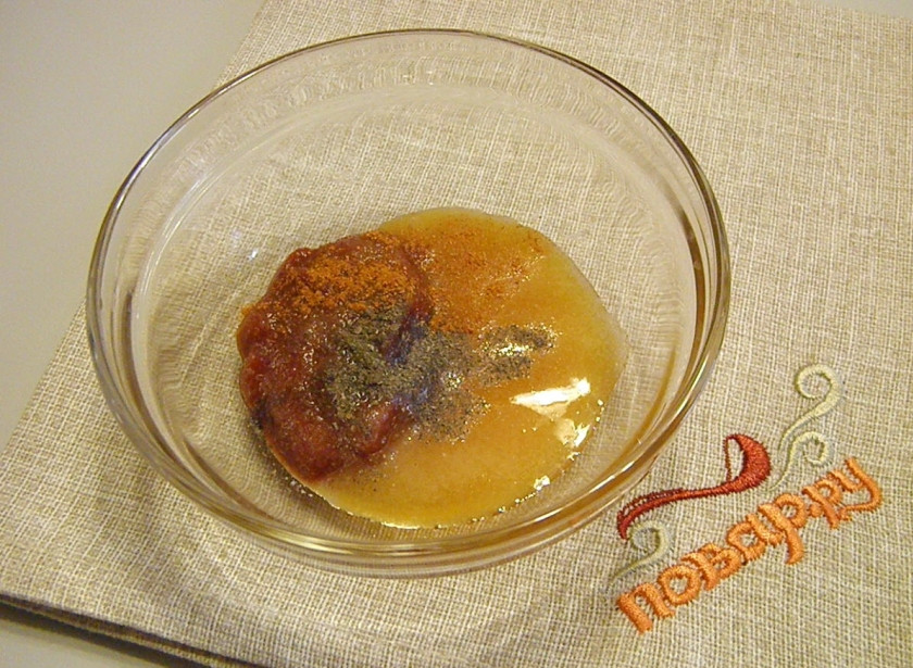 1. Этап. Куриные крылышки в медовом соусе: Приготовьте маринад для крылышек. Для этого возьмите пиалочку и смешайте натуральный мед с томатной пастой, солью и двумя перцами. Мед подойдет абсолютно любой: цветочный, липовый, подсолнечниковый, гречневый и т.д.